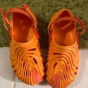 Crocs EUC.  Size 8W/6M.